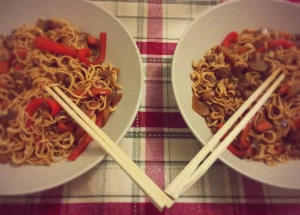 Fideus xinesos al wok amb verdures