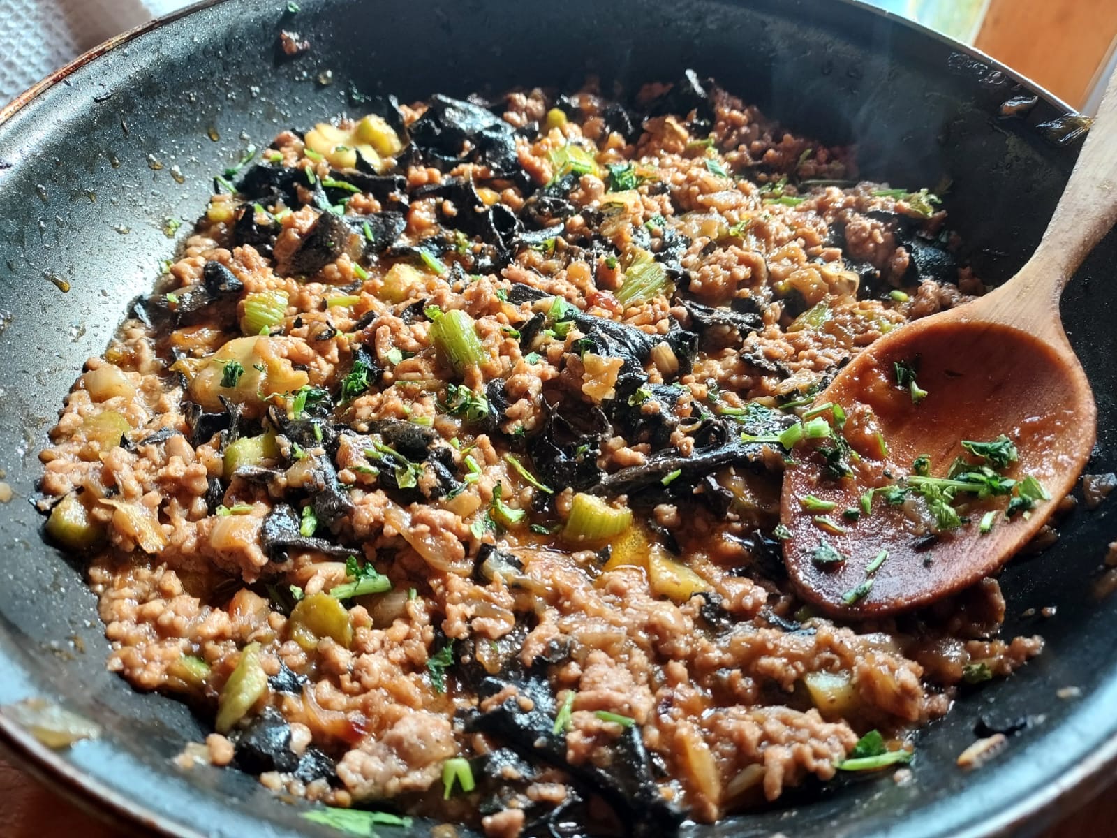 Carn picada amb bolets i api
